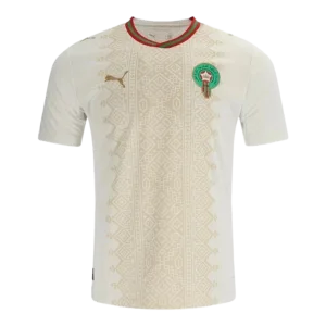 Camiseta de la selección de Marruecos para el Mundial 2026 - Equipación visitante blanca con intrincado patrón de arte tradicional.