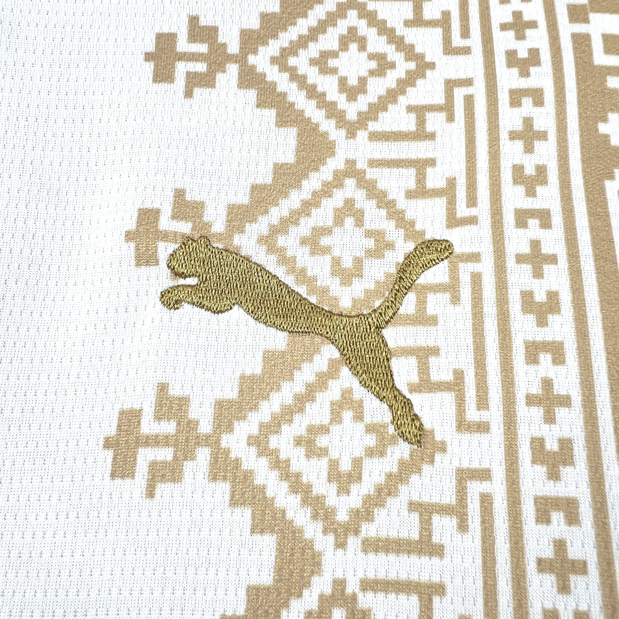 Detalle decorativo bordado en color verde sobre el pecho de la camiseta de la selección de Marruecos.