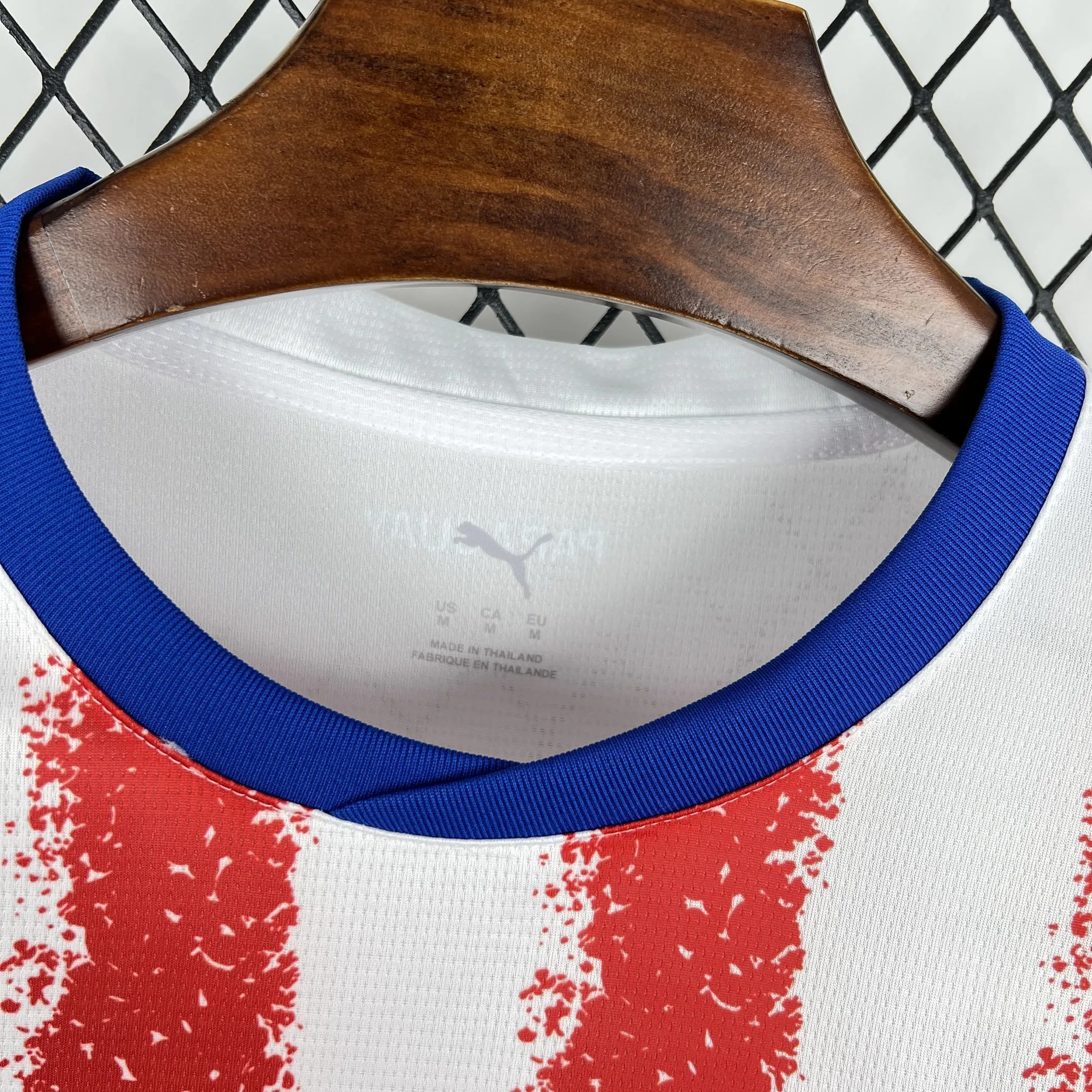 Vista frontal del cuello redondo azul marino con detalle de patrón gráfico tonal en el interior.