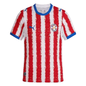 Camiseta de la selección de Paraguay para el Mundial 2026 - Equipación local con franjas rojas y blancas de efecto artístico.