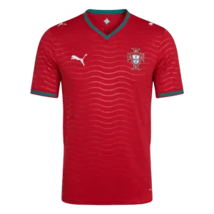 Camiseta de la selección de Portugal para el Mundial 2026 - Primera equipación roja con detalles verdes.