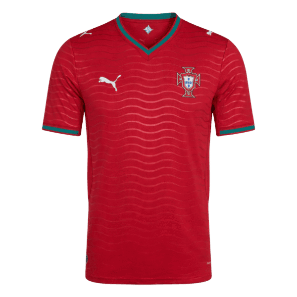Nueva equipación de Portugal para la Copa del Mundo 2026, diseño en rojo clásico con un patrón de ondas horizontales y cuello verde.