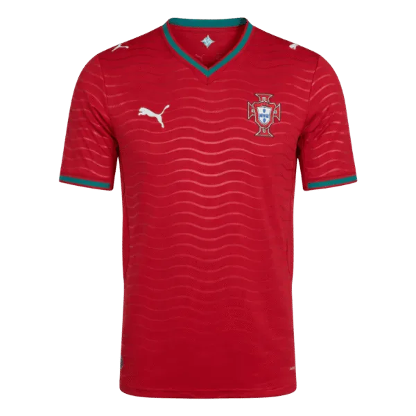 Nueva equipación de Portugal para la Copa del Mundo 2026, diseño en rojo clásico con un patrón de ondas horizontales y cuello verde.