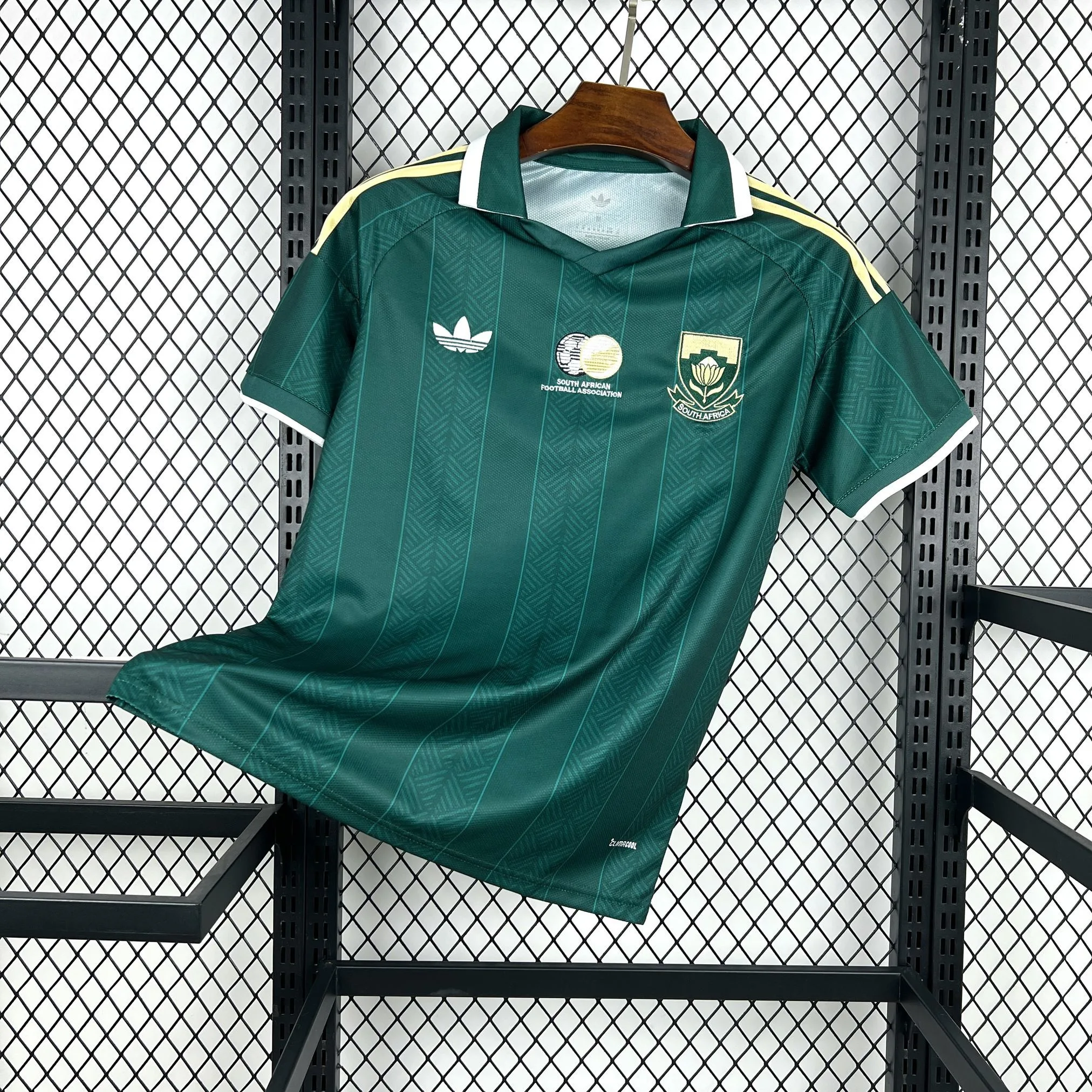 Imagen frontal completa de la camiseta de Sudáfrica visitante 2026, color verde oscuro con detalles en amarillo.