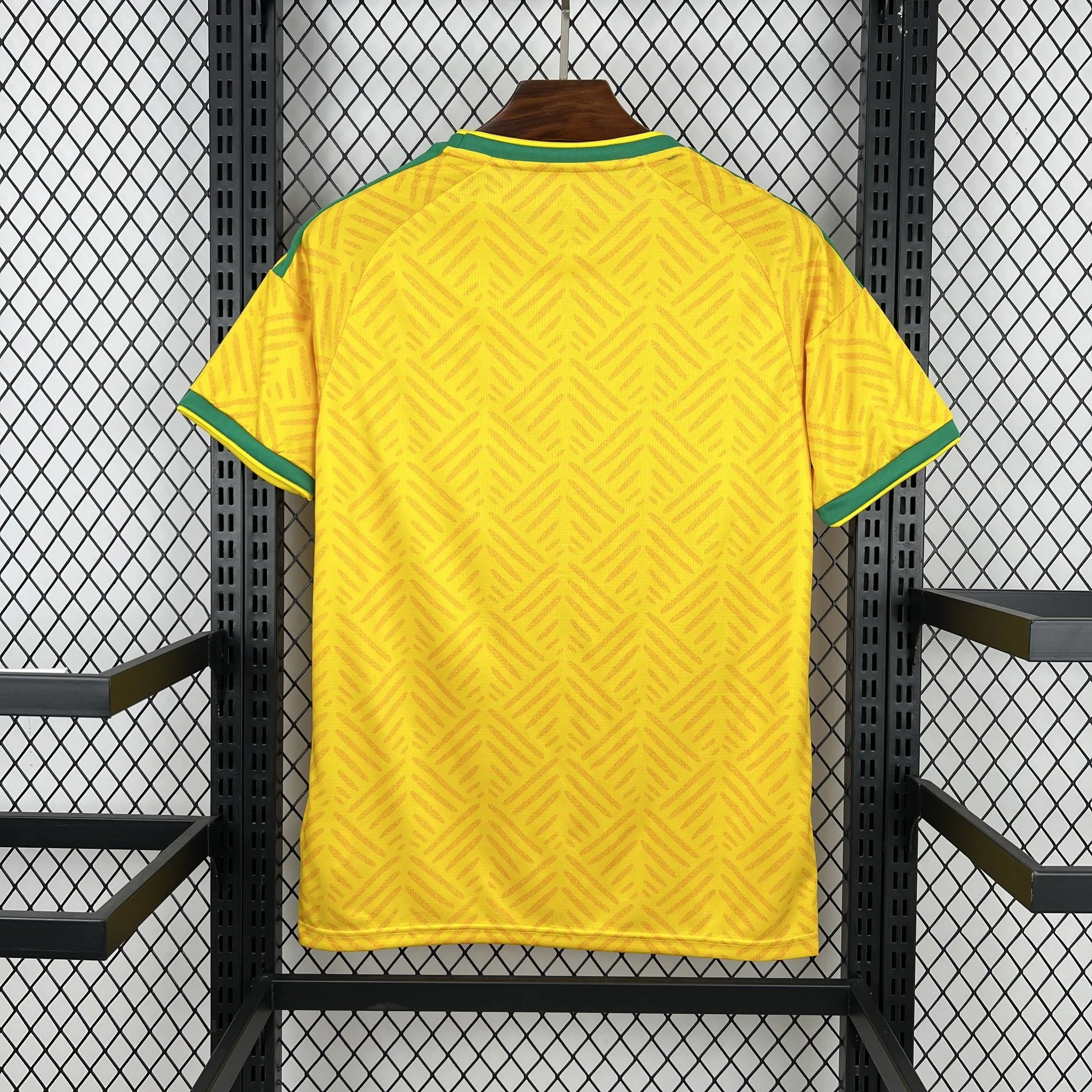 Vista posterior de la camiseta de Sudáfrica 2026, destacando el diseño limpio en amarillo con detalles en verde.