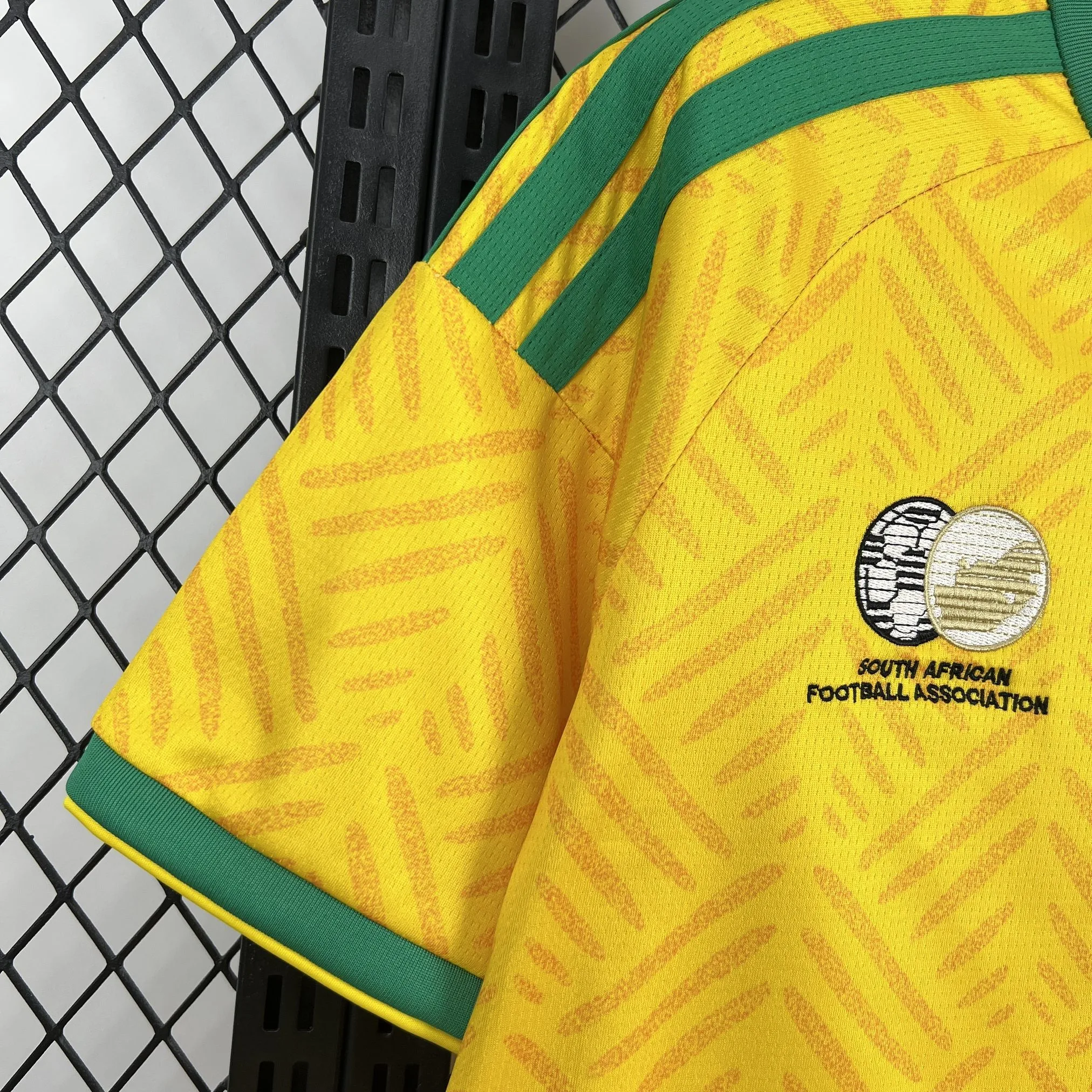 Detalle de la manga amarilla con un panel de degradado en color verde de la equipación de la selección de Sudáfrica.