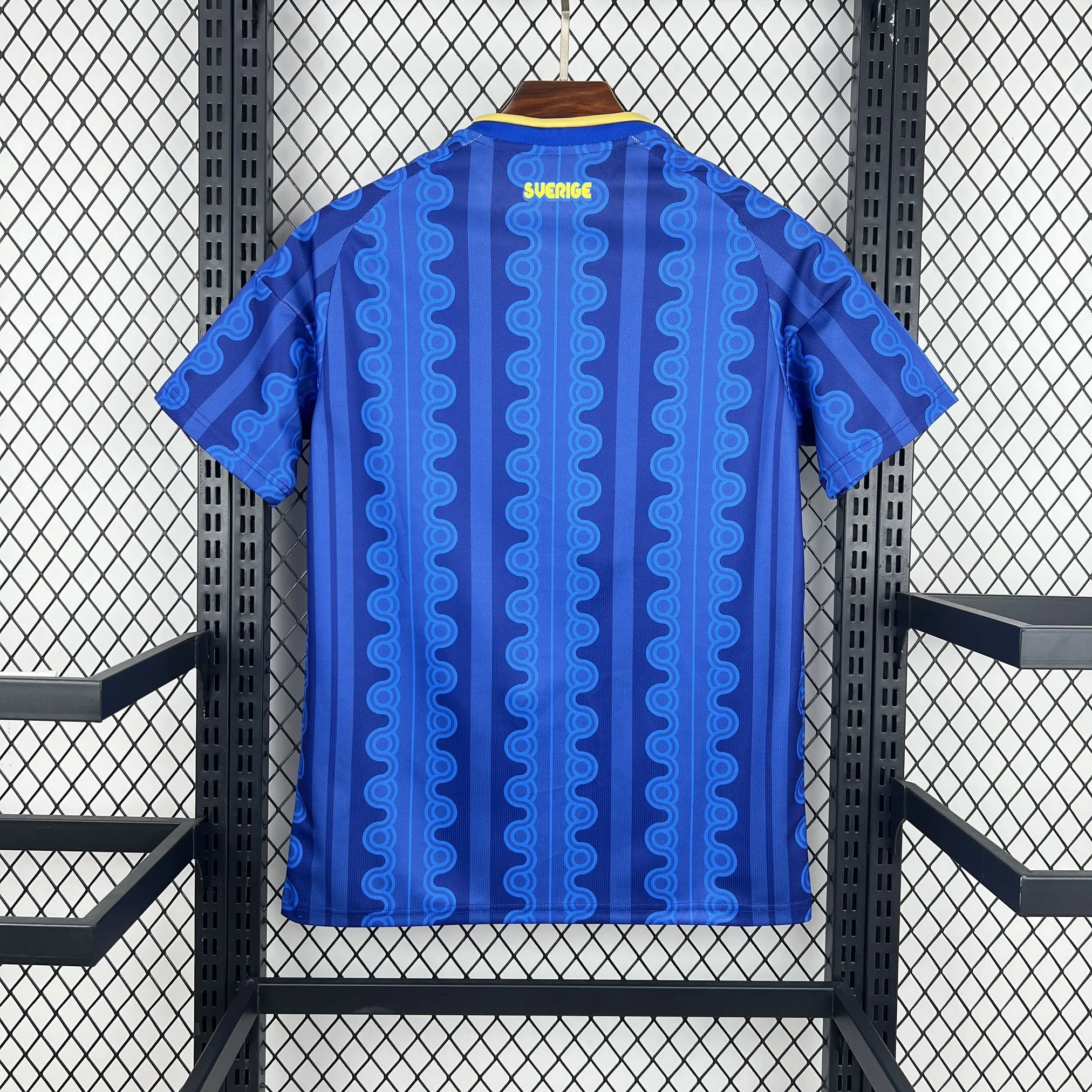 Vista posterior de la camiseta de Suecia visitante 2026, destacando el diseño limpio en azul marino y el corte ergonómico.