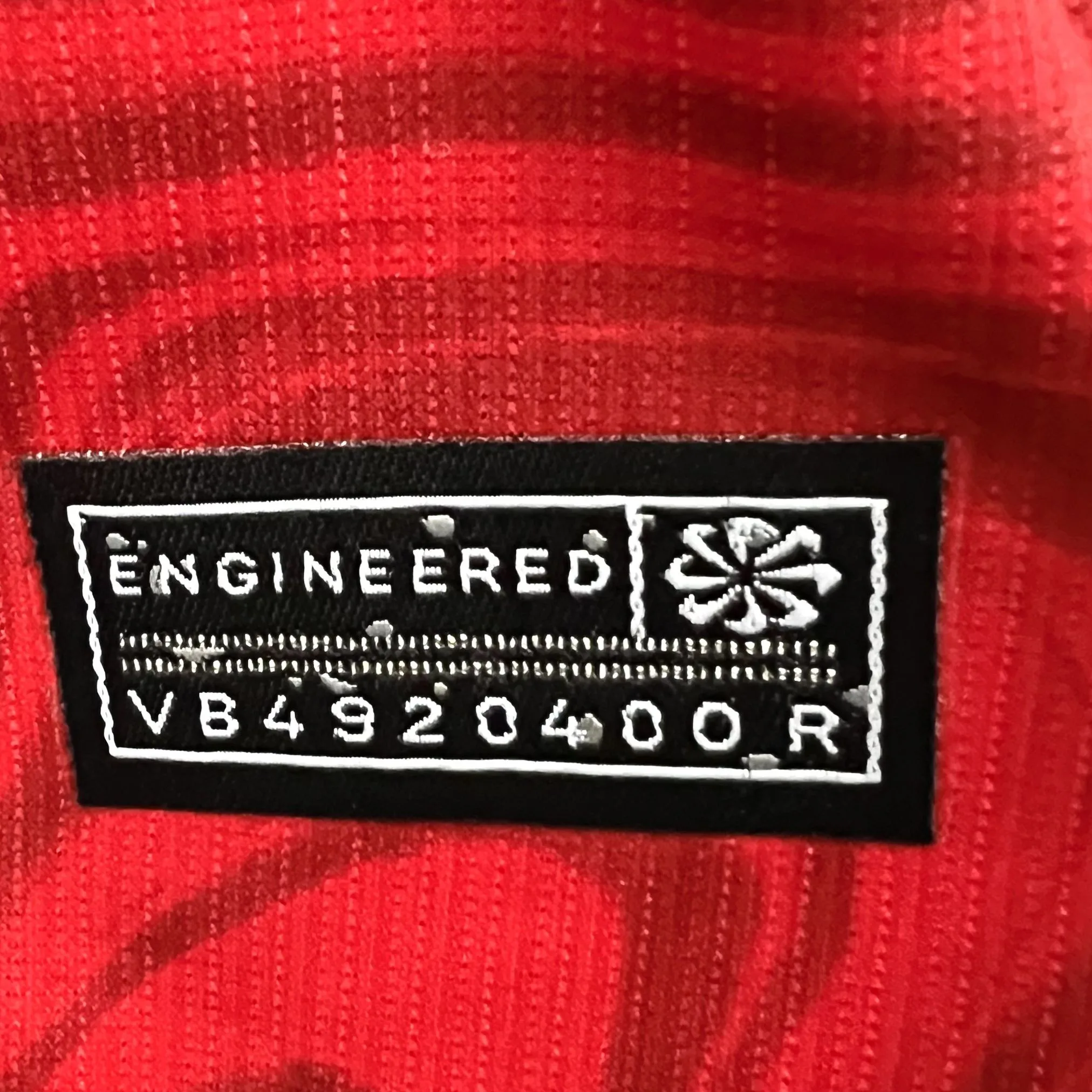 Detalle del sello circular de producto licenciado y autenticidad en la parte inferior de la camiseta de Turquía.