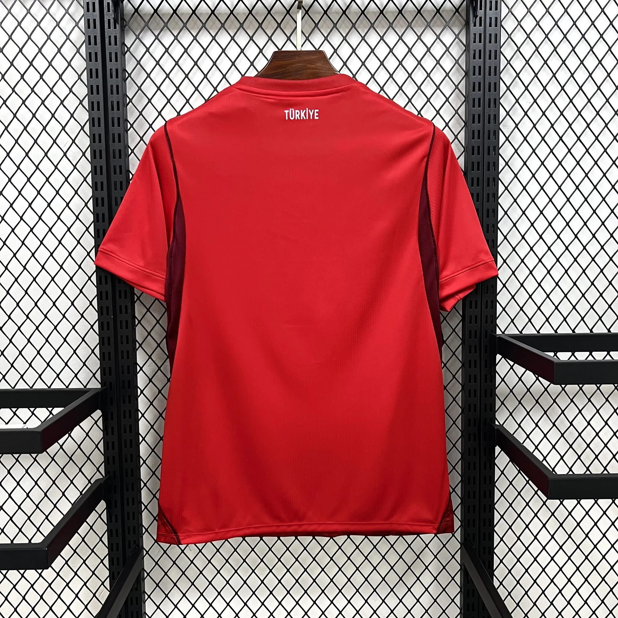 Vista posterior de la camiseta de Turquía visitante para el Mundial 2026, diseño limpio en color rojo vibrante.