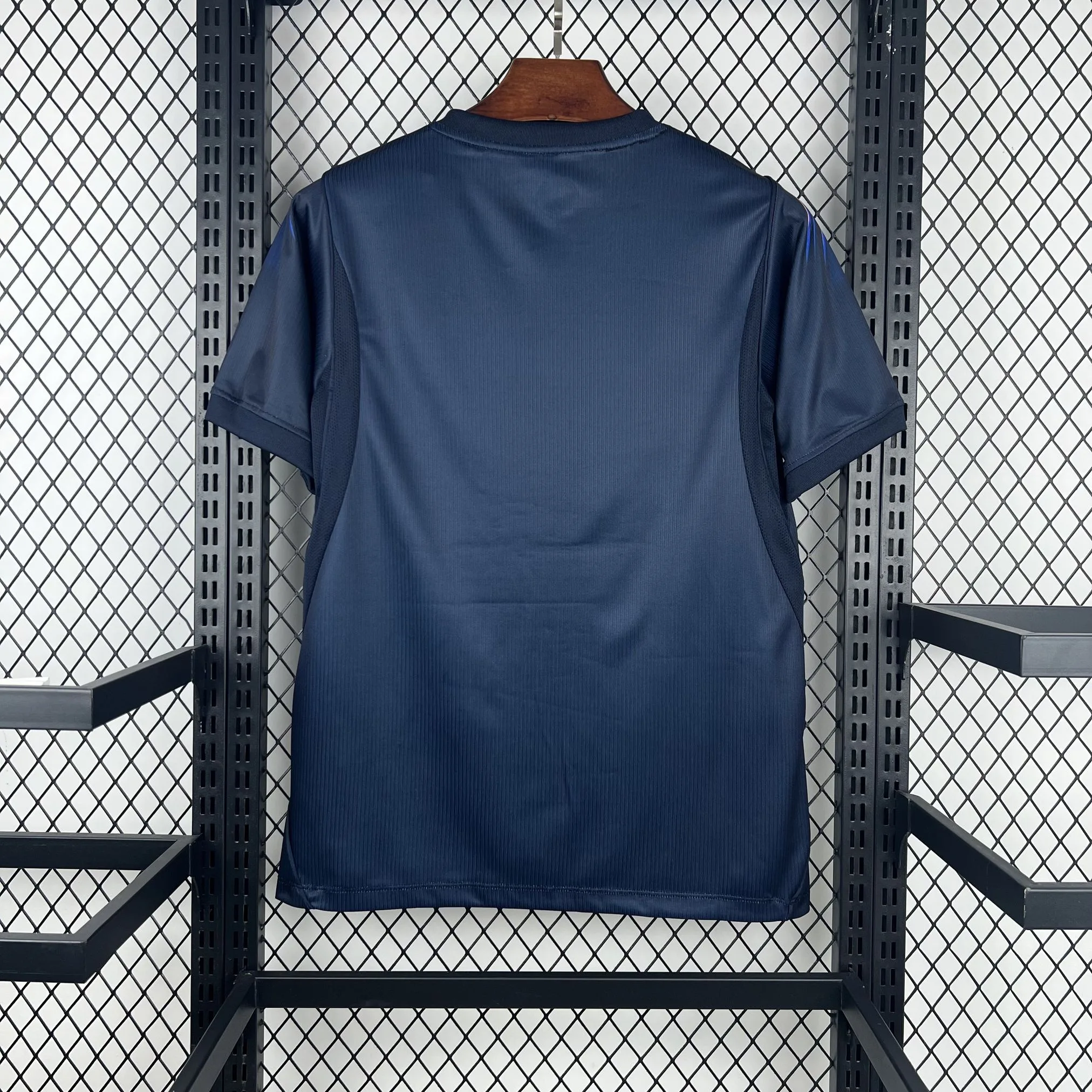 Vista posterior de la camiseta visitante de Uruguay para el Mundial 2026, diseño limpio en color blanco con sutiles texturas.