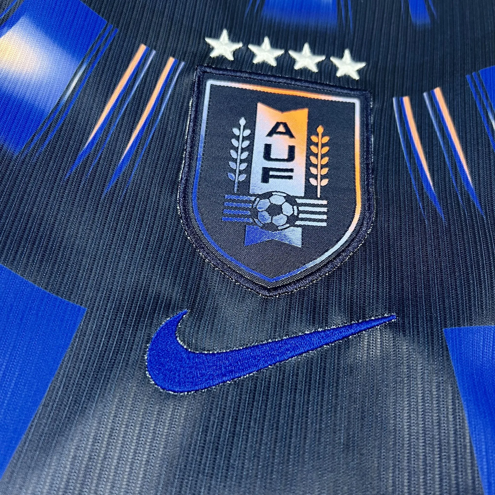 Detalle decorativo bordado en color dorado sobre el pecho de la segunda equipación uruguaya.