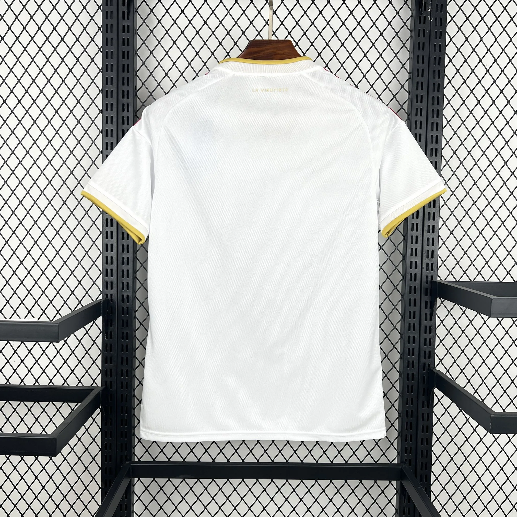 Vista posterior de la camiseta de Venezuela visitante 2026, diseño blanco con paneles laterales en los colores de la bandera.