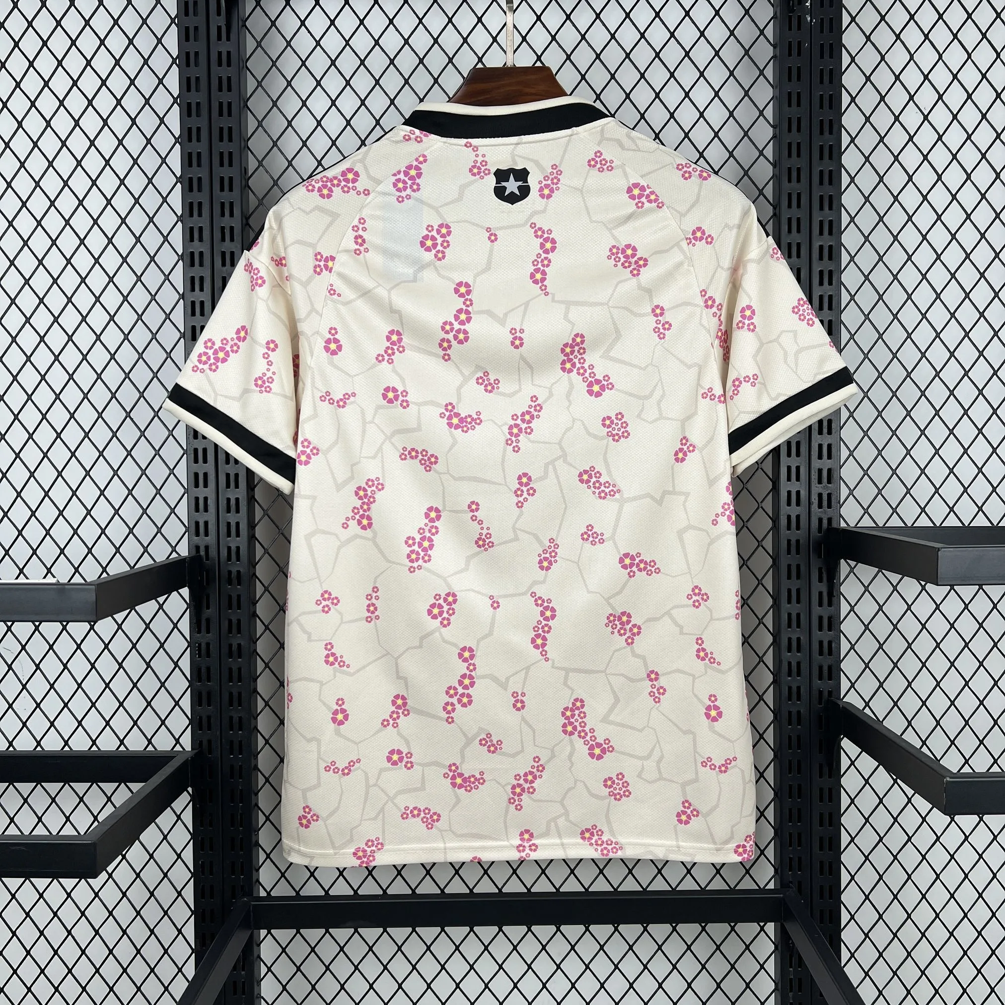Vista posterior de la camiseta de Chile visitante 2026, diseño limpio en color blanco con paneles laterales de contraste.
