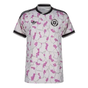 Camiseta de la selección de Chile para el Mundial 2026 - Equipación visitante blanca con patrón floral y detalles negros.