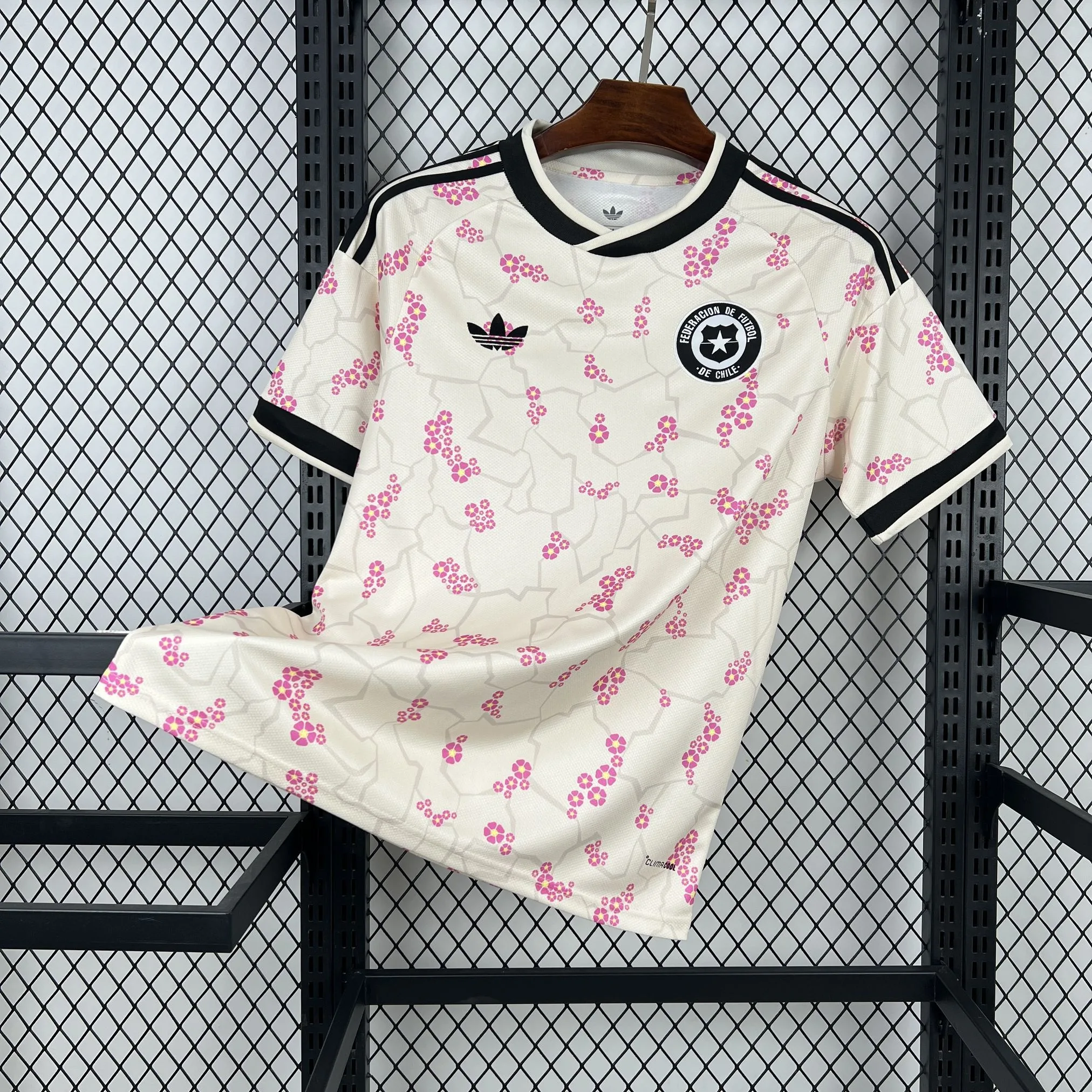 Imagen frontal completa de la camiseta visitante de Chile para el Mundial 2026, color blanco con detalles en rojo y azul en el cuello y laterales.