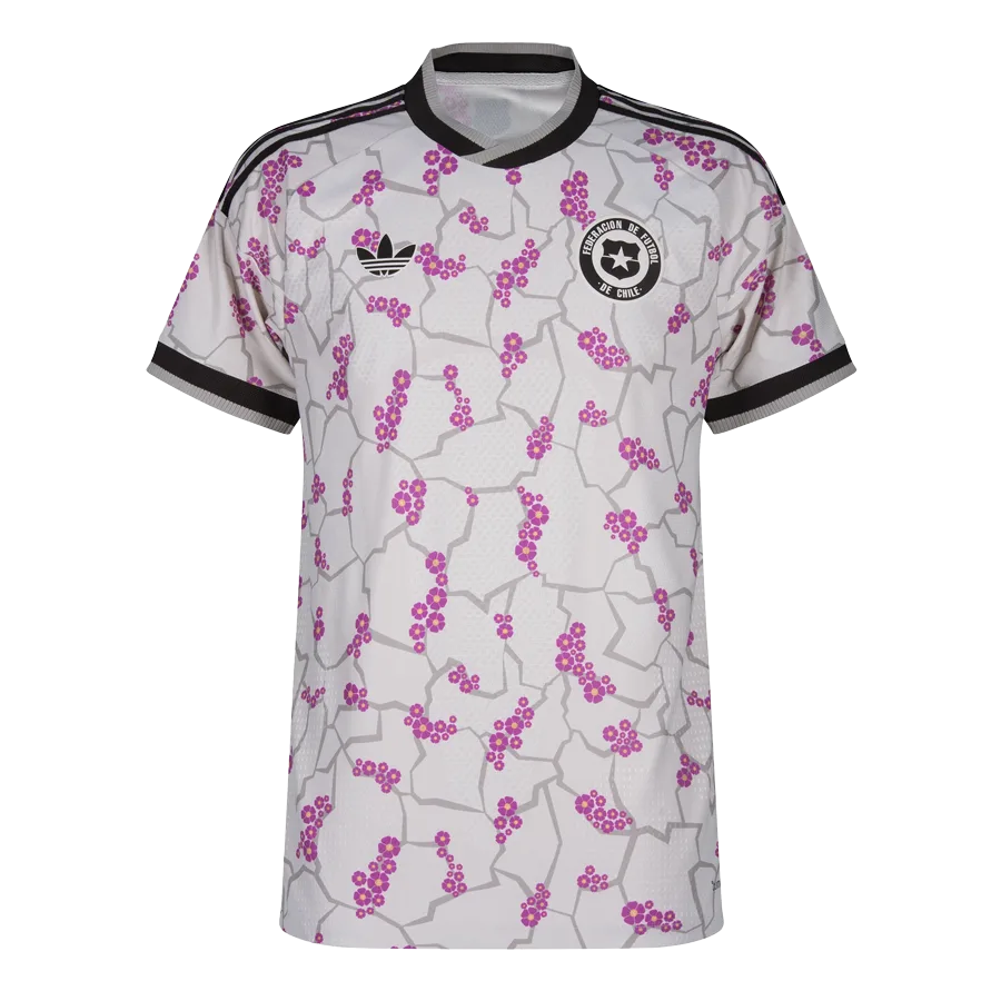 Camiseta de la selección de Chile para el Mundial 2026 - Equipación visitante blanca con patrón floral y detalles negros.