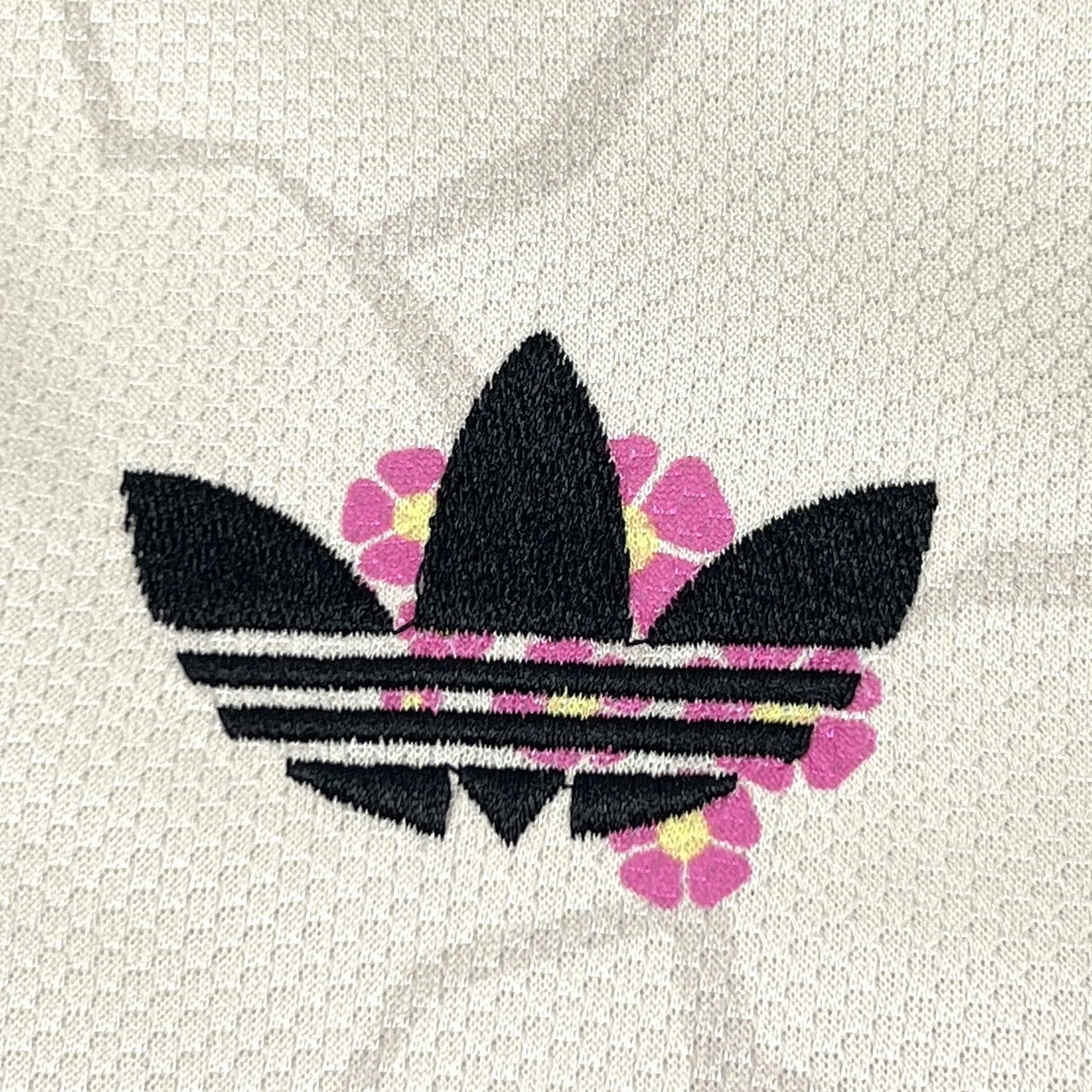 Detalle decorativo bordado en color azul sobre el pecho de la camiseta de la selección de Chile.