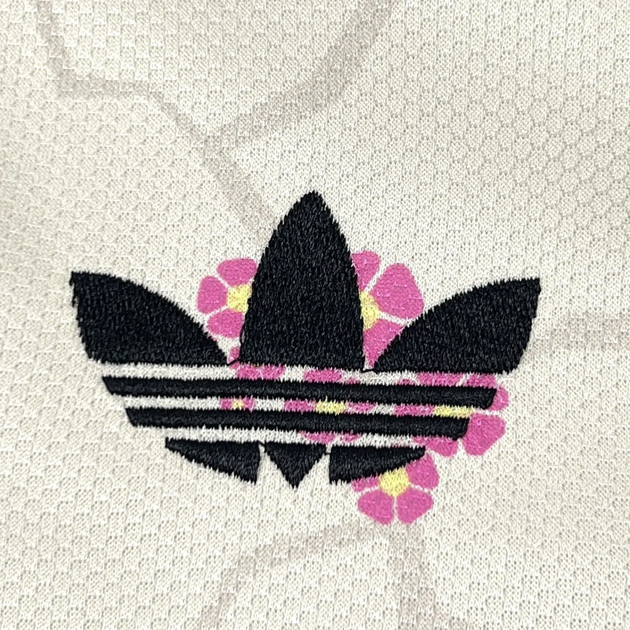 Detalle decorativo bordado en color azul sobre el pecho de la camiseta de la selección de Chile.