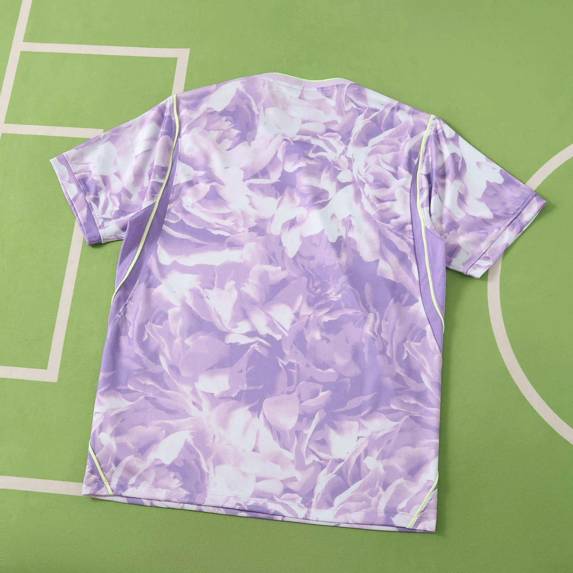 Vista posterior de la camiseta de Corea del Sur visitante 2026, destacando el patrón de manchas abstractas en color lila sobre fondo blanco.