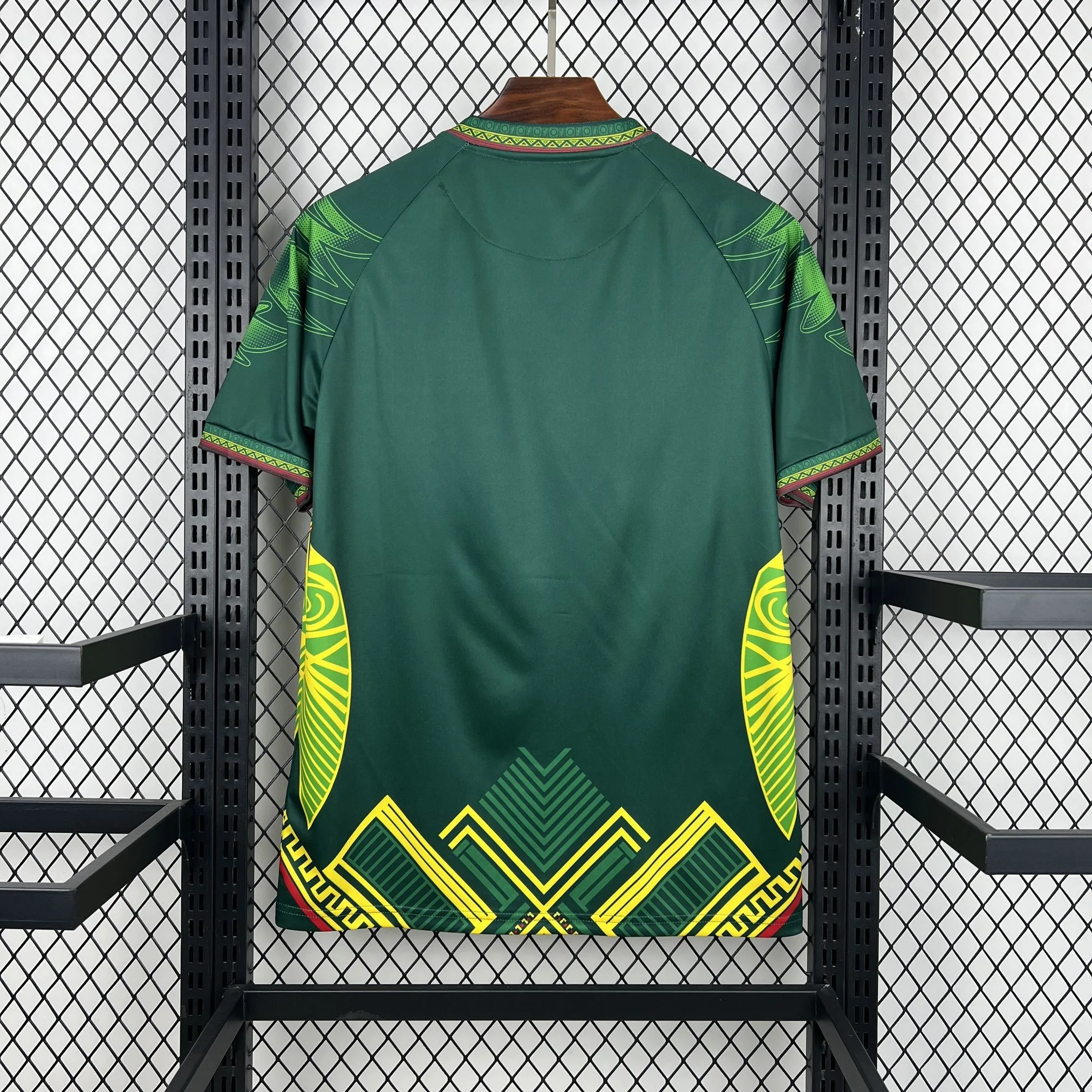 Vista posterior de la camiseta de Mali visitante 2026, diseño en blanco con sutiles patrones gráficos en las mangas y hombros.