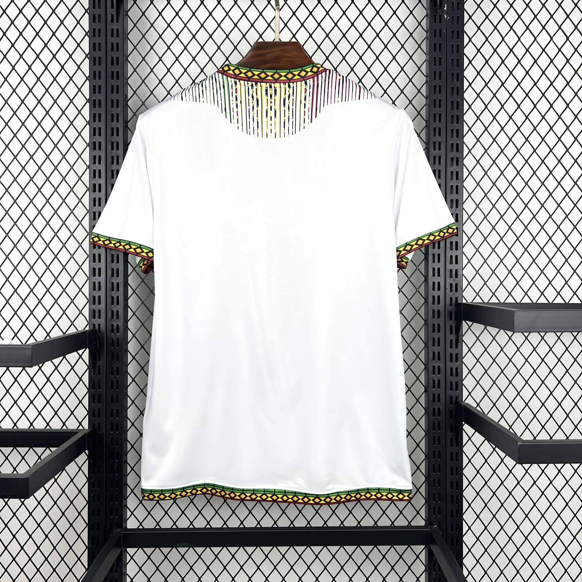 Vista posterior de la camiseta de Mali 2026, diseño verde con sutiles detalles gráficos en hombros y mangas.