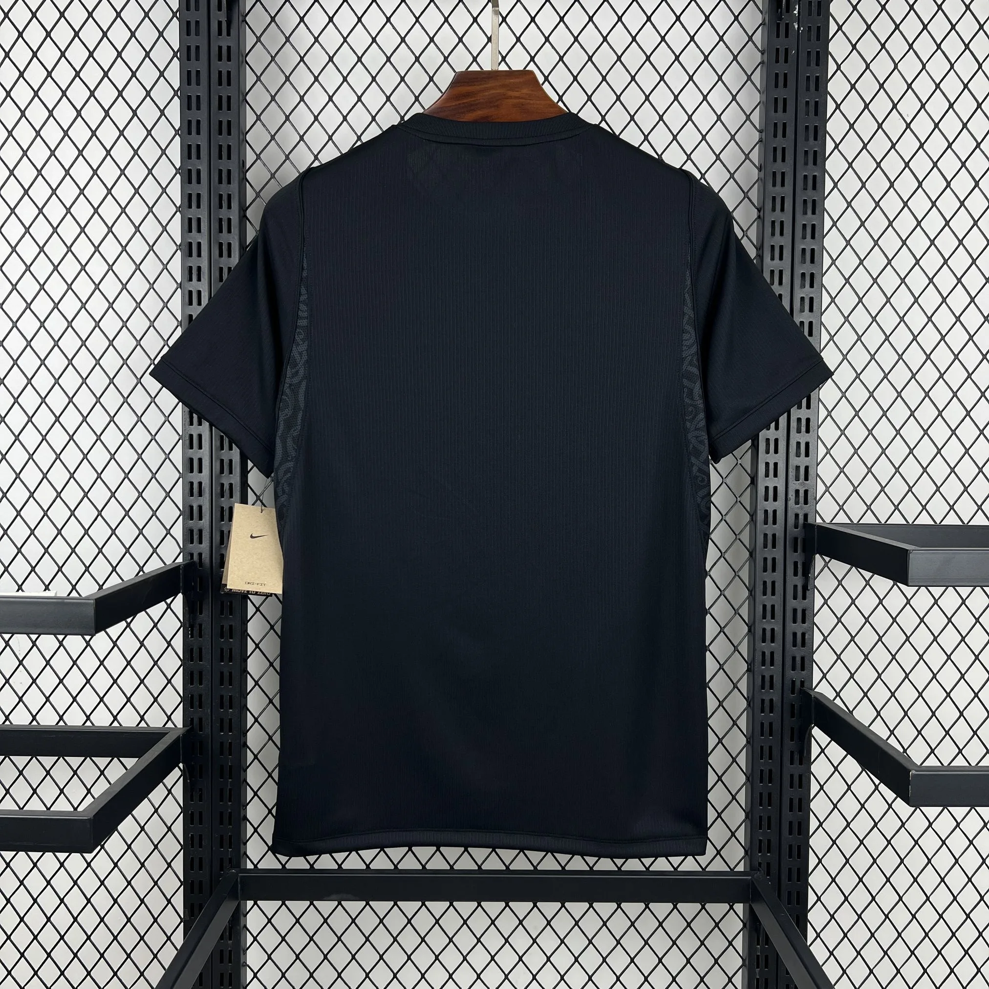 Vista posterior de la camiseta visitante de Noruega para el Mundial 2026, color blanco con gráficos de abstractos inspirados en el hielo y la nieve.