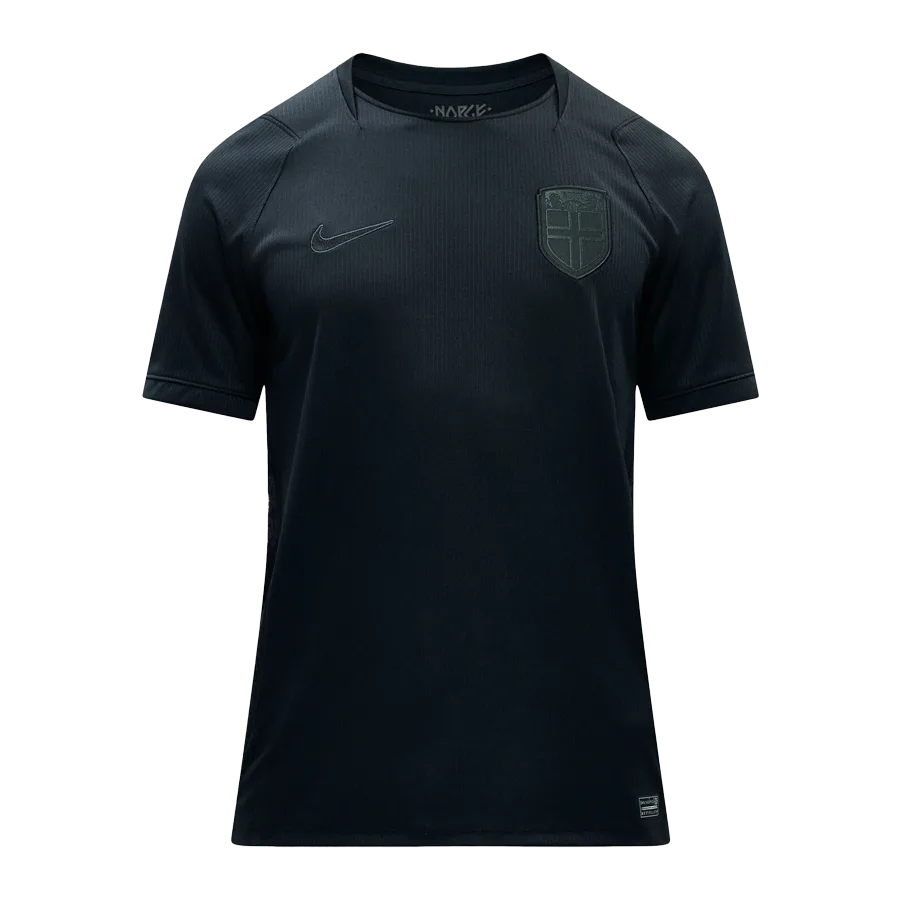 Camiseta visitante de Noruega Mundial 2026 - Diseño "blackout" totalmente negro con detalles tonales.